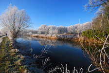 9000058 Gezicht op de Kromme Rijn door het landgoed Amelisweerd bij Bunnik, tijdens winterse omstandigheden.